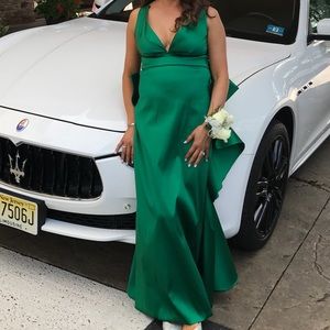 Green dress, worn once, in good condition, size 8
